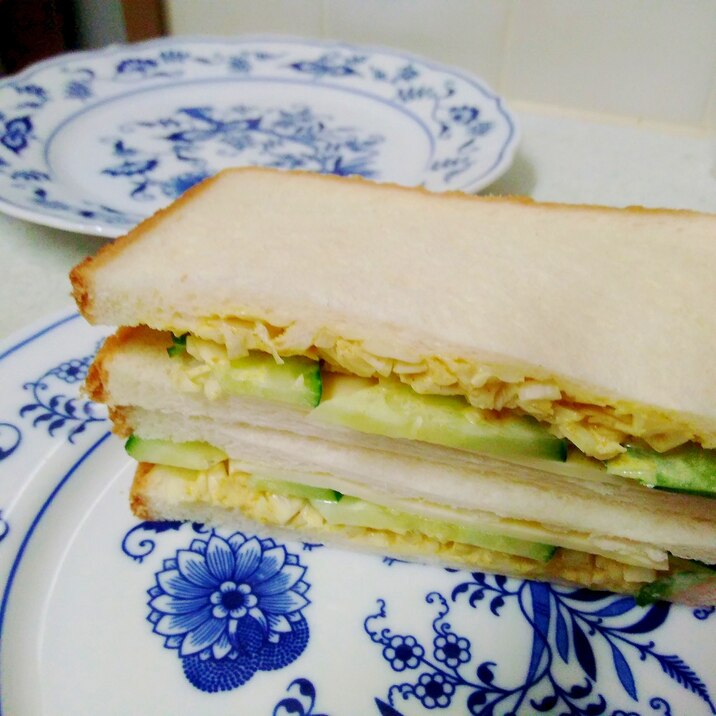 カレーキャベツと胡瓜、チーズのサンド